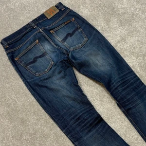 Nudie Jeans - Nudie Jeans | Modell: Grim Tim | Skick 9/10 mycket bra | *Litet hål vänster Ficka | Nypris ca 2500kr | Mitt pris 999kr | Midja: 40cm | Ytterbenslängd: 107cm | Benöppning: 18cm | Lår: 28cm | Kom gärna pm vid frågor eller funderingar | Postas eller möts upp i Gävle!