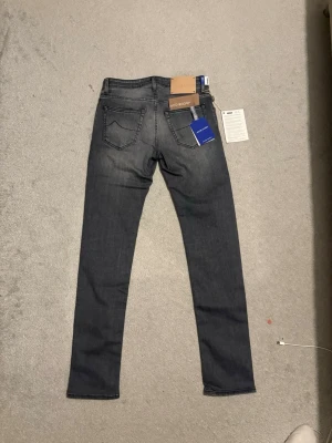 Jacob Cohen Nick (Nya) - Tja, säljer ett par sprillans nya Jacob Cohen jeans i den populäraste modellen ”Nick”. Säljer då dom var för små för mig, helt nya och aldrig använda! Skriv vid frågor
