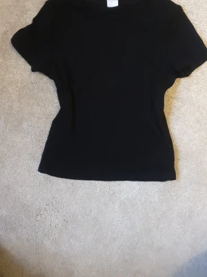 Svart magtröja - Tröjan är en svart magtröja som har väldigt bra skick. 