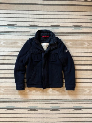 Blå jacka från Abercrombie and fitch - Snygg o varm jacka från Abercrombie and fitch. Använd men utan defekter!