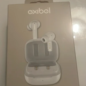 Exibel Dunite True Wireless Earbuds - Exibel Dunite True Wireless Earbuds med aktiv brusreducering (ANC). Upp till 6 timmars speltid, touchkontroller, mikrofon och laddningsetui som ger 3 extra laddningar. Levereras med USB-A till USB-C kabel. Produkten är ny i oöppnad förpackning.