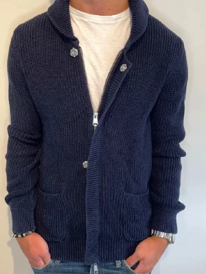 J.lindeberg - Shysst blå cardigan med silver dragkedja från J.lindeberg. Storlek M. Hör av vid funderingar/ Fredde