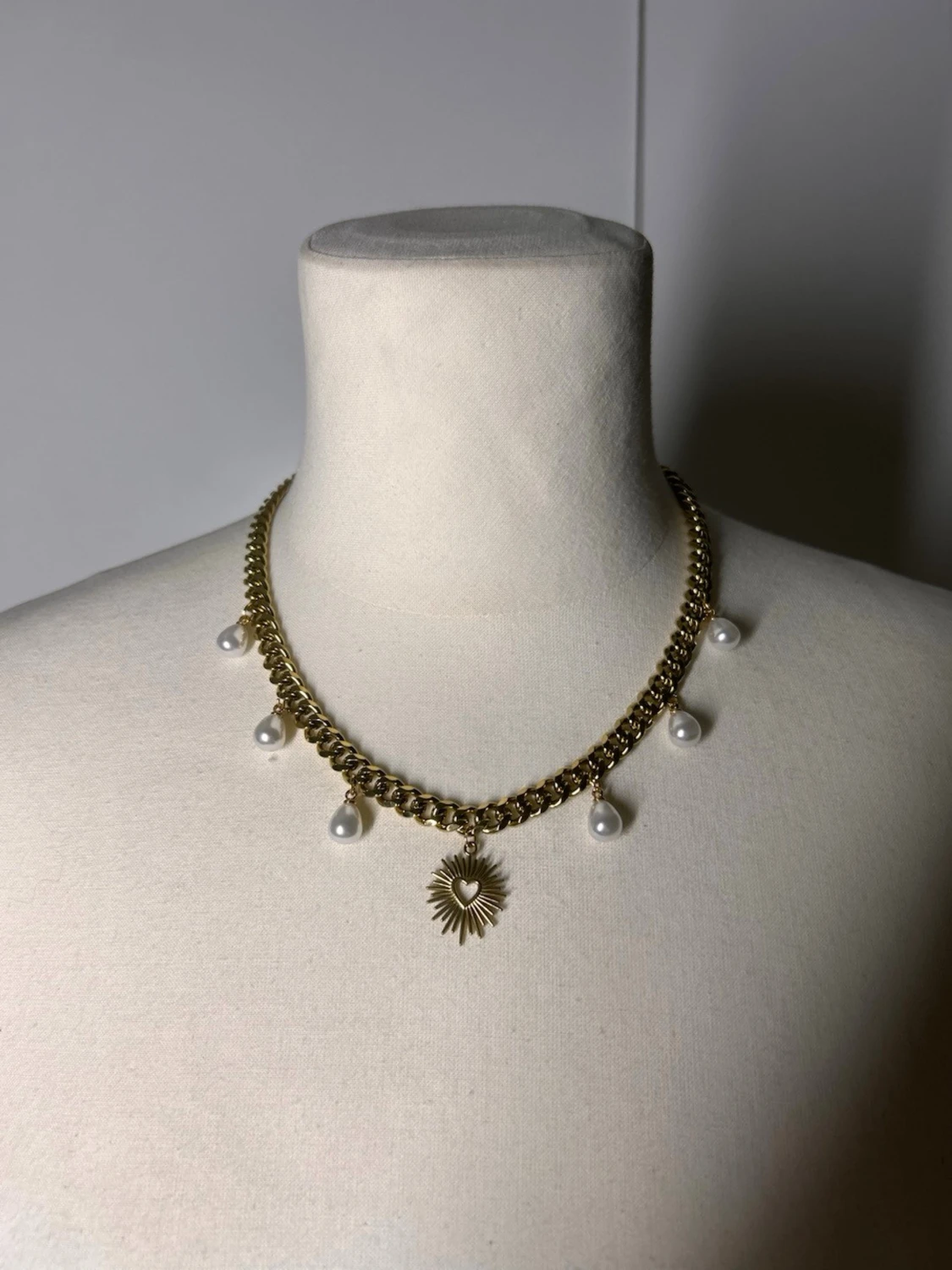 Halsband med pärlor och hjärta guld 