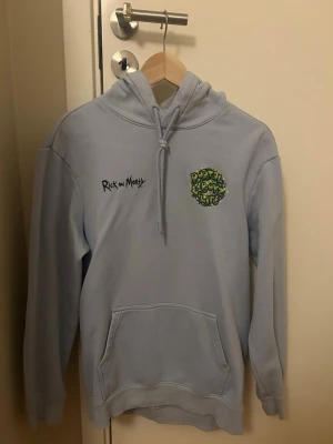 Rick&Morty Hoodie  - En väldigt fin och bekväm Rick&Morty hoodie i färgen ljusblå. Perfekt till våren 