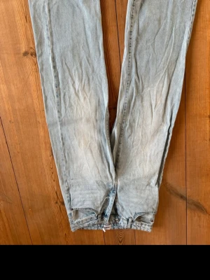 Ljusblå jeans från 157 Boulevard S - Säljer ett par ljusblå jeans från 157 Boulevard i storlek S. Modellen har raka ben och klassisk femficksdesign. Jeansen är tillverkade i denim och har en normal passform med midwaist. Perfekt för dig som gillar en chill och enkel stil.
