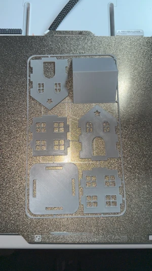 3D-Printad Jul Hus Pussel - En väldigt unik och fin liten pussel som är perfekt inför Jultemat som är på gång! Man kan sätta en LED ljus inuti huset så att den lyser och ser ännu finare ut. (LED Ljuset ingår ej!) Pusseln fraktas så som första bilden och ni ska sedan sätta ihop den till en hus                                                 (kan tillverkas i valfri färg via meddelanden!)  Har även andra pussel med lite mer detaljer och färgglada fast de är mindre och billigare!  Ta gärna en liten titt på de med