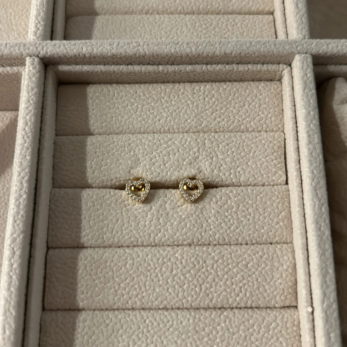 Guldiga hjärtformade örhängen med stenar från Muli Collection 