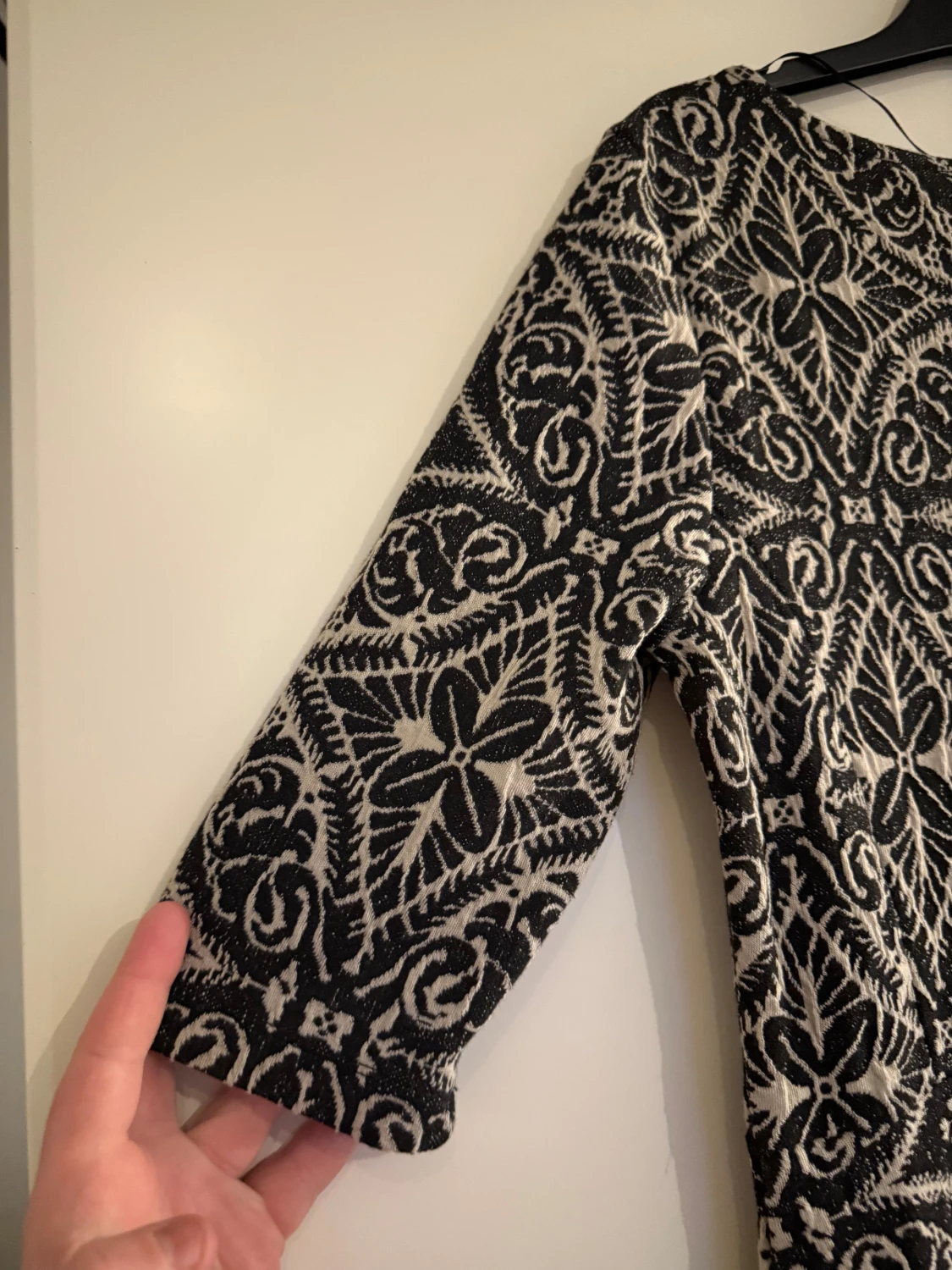 Svart och beige mönstrad klänning Cream - 5