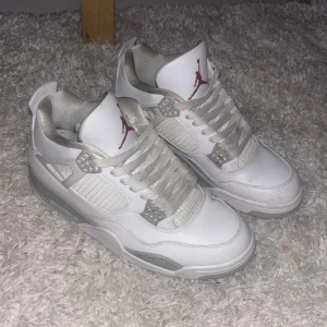  Air Jordan 4 oreo retro - Säljer ett par Air Jordan 4 oreo. Dom är använda ett par gånger men är i bra skick och perfekta för sommaren.