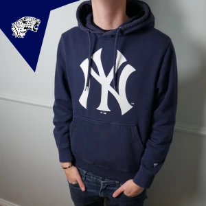 NEW ERA HOODIE - Riktigt fet New Era Hoodie i Navy färg | Skick: 8.5/10 | Strl: S | Modellen är 180cm | Hör av dig vid intresse eller om du undrar någonting! 