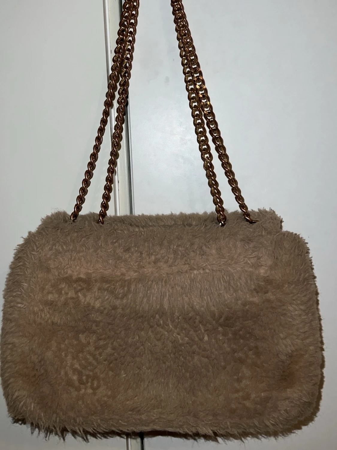 Beige fluffig axelväska från AV - 2