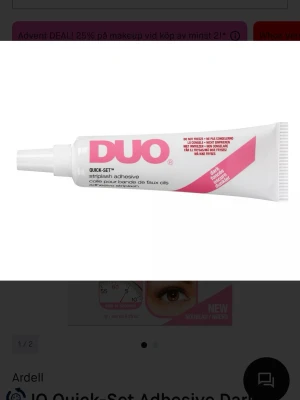 DUO Quick-Set franslim dark tone - Oöppnad! DUO Quick-Set Adhesive är ett snabbtorkande franslim i tub, perfekt för lösögonfransar. Limmet är mörkt, vattenresistent och håller länge. Kommer i en vit och rosa tub med smal spets för enkel applicering. Passar dig som vill ha ett lim som torkar snabbt och ger en naturlig look.