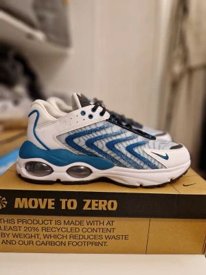 Oanvända Nike Air Max EU44.5  - Helt nya i original låda. Storlek 44.5 Butikspris ca 2000 kr. Sista pris 1600 kr. Kvitto finns. OBS! Jag accepterar inte byten eller skambud. Skickas spårbart och försäkrat. 