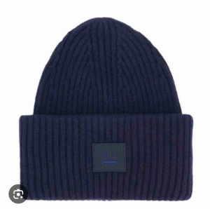 Mörkblå ribbad mössa från Acne Studios - Säljer min Acne mössa som inte kommer till någon användning längre 