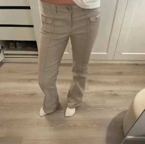 beige hm jeans - så snygga och trendiga jeans som är uppsydda och aldrig använda 🤍