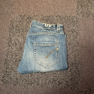 Dondup jeans - Säljer ett par ljusblå jeans med snygga slitningar framtill och klassiska bakfickor. Storlek 40 obs olika storleks mätningar på olika modeller,mycket bra skick