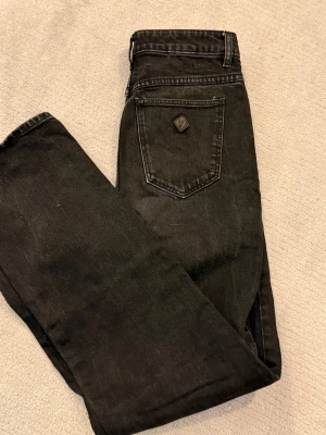 Snygga jeans från Abrand - Säljer ett par fina Jeans från Abrand i storlek XS-S. Fint märke och i fint skick. 