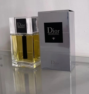 Dior Homme Eau de Toilette 100ml - Dior Homme Eau de Toilette, 100 ml. Stilren och modern design som passar dig som vill sticka ut med en klassisk touch. Perfekt storlek för att ha med sig och visa upp på hyllan.