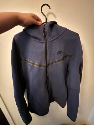 Nike Tech - En marin blå Nike tech