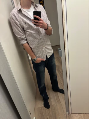 Rutig skjorta från Ralph lauren - En snygg rutig skjorta från Ralph lauren i storlek L. Passar perfekt nu till jul, till dig själv eller som en present! 