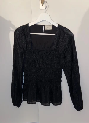 Svart blus-topp från Neo Noir, XS - Väldigt fint skick!