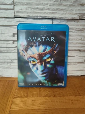 Blu-Ray Avatar 3D - Avatar 3D Blu-ray limited edition DVD. Det inkluderar 2 stycken CD skivor som syns på bilderna. Allt fungerar som det ska, inga skador eller liknande, allt är felfritt. Allt som syns i bilderna följs med på köpet. PRIS KAN DISKUTERAS!
