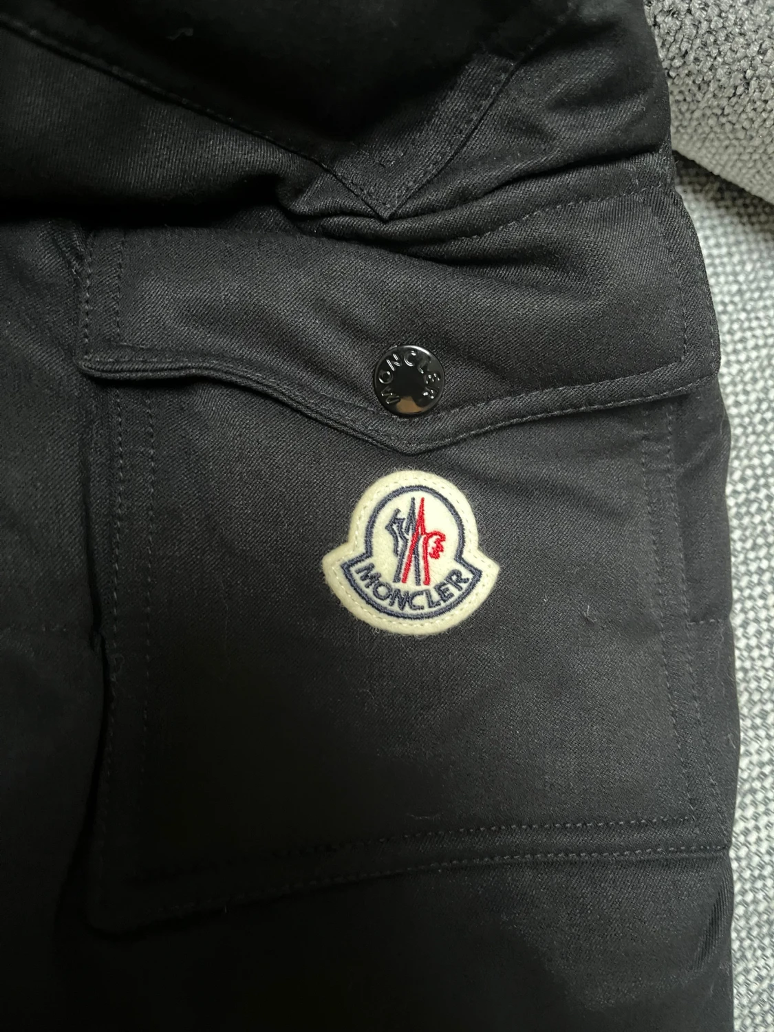 Svart Moncler dunjacka med huva - 1