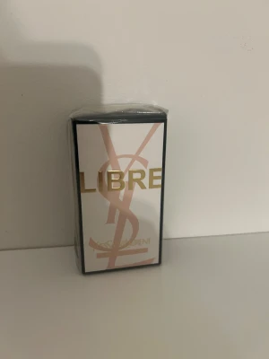 YSL Libre  -  YSL. Libre Eau de Toilette parfym som är helt ny i sin förpackning. Pris kan diskuteras vid snabb affär