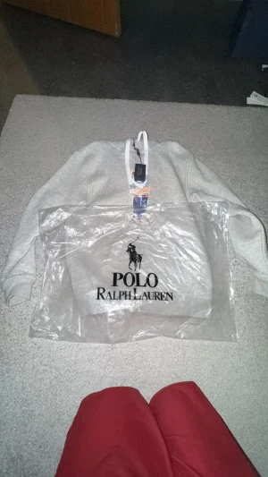 Ralph lauren hoodie - Ralph lauren hoodie aldrig använd påse och tagg trendar just nu