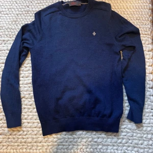 Stickad Morris tröja - Snygg mörkblå tröja från Morris i 100% merinoull. Storlek M men passar XS eller mindre! Den är i ganska bra skicka ändrat lite nopprig. Kan gå ner lite i pris vid snabb affär 🙌