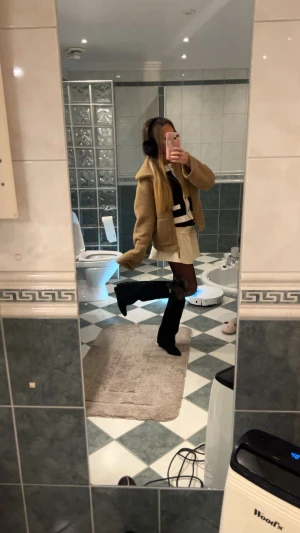 Beige teddyjacka från H&M XS🐻🌟 - Säljer en beige teddyjacka från H&M i storlek XS. Jackan har en mysig, fluffig yta, dragkedja framtill och bred krage. Perfekt för dig som gillar chill och trendiga vibes. Har en vid tröja under därför ser jackan större ut en vad den är!✨ Fråga om du vill ha fler bilder eller info! Pris kan absolut diskuteras🤍⭐️