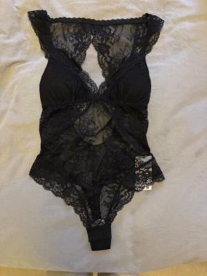 Spets body - Helt ny. Endast testad. Säljer eftersom den var för stor för mig. Super populär och slutsåld på H&M.💗