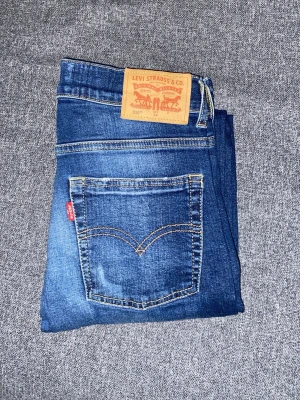 Levi's 510 - Säljer ett par Levi's 510 slim jeans. Byxorna är i väldigt bra skick och knappt använda. Byxorna har fina slitningar och sitter bra i passform. Priset är inte hugget i sten, hör av er om ni har frågor😃