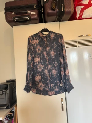 Odd molly skjorta  - Säljer en otroligt vacker mörkblå skjorta med fina detaljer i rosa. Säljer en otroligt snygg mörkgrön blus med ett mönster i vitt, mörkblå och orange. Från märket Odd Molly. Storlek 3 som enligt deras storleksguide motsvarar en M/L. Mycket fint skick, jag hittar inga synliga anmärkningar eller defekter. 