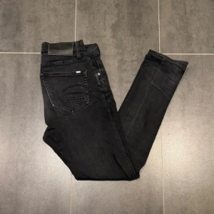 Svarta G-Star Raw Jeans - Har dessa feta svarta G-Star Raw byxor W29 L32 passar med allt. De är sköna och snygga, och jeansen fraktas direkt vid köp.  Skriv gärna om du är intresserad.