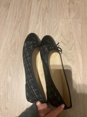 Ballerinaskor  - Jättefina oanvända ballerinaskor som tyvärr inte passar. De är strl 40 men något små i storleken, jag brukar ha 38 och dessa är lite stora så borde passa 39/40! Jätteskön sula så väldigt bekväma att gå i🙏