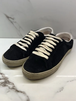 Saint Laurent skor  - Svarta Saint Laurent skor i mocka. Inga som helst tecken på användning förutom att de är lite smutsiga men går såklart att tvätta. Storlek 39 1/2 men passar mig som använder 40 i övrigt 