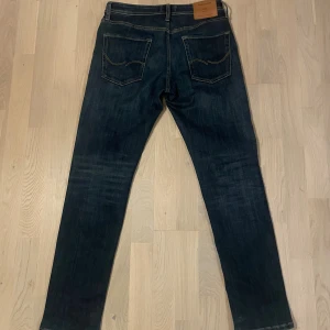 Jack & Jones jeans Comfort/Mike - Snygga mörkblåa Tapered jeans ifrån Jack&Jones. Jeansen är modell Comfort/Mike vilket är som tapered fit med lite luftighet, de är storlek W31 L34. Byxorna är i 10/10 skick och endast använda 2-3 gånger. Jag rekommenderar dessa! Hör av er vid frågor, eller om ni vill se bild på passform!🔥🤝