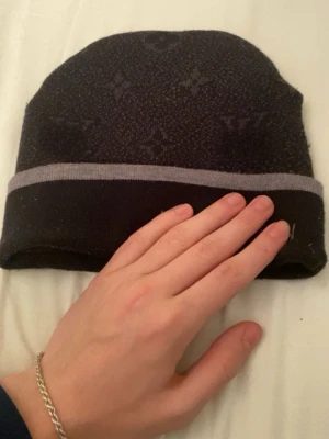 Svart mössa  - Svart Iv mössa perfekt inför vintern. Knappt använd skick 8/10. Fraktar och möts upp i Stockholm. Fraktar inom 24h