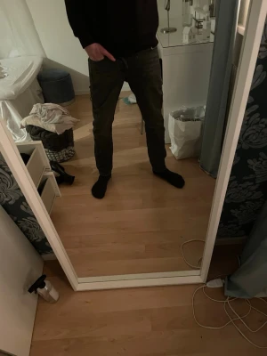 Svarta jeans från Jack & Jones, 28/32 - Säljer ett par svarta jeans från Jack & Jones i storlek 28/32. Jeansen har en klassisk femficksdesign, raka ben och normal passform. Materialet är slitstarkt denim och färgen är mörkgrå/svart med lätt tvättad look. Perfekt för dig som gillar stilrena och enkla jeans.