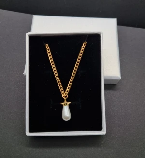 Stilfullt halsband  - Stilren halsprydnad inspirerad av Maria Nilsdotter. ☝️Vid köp ingår två extra berlocker som kan bytas ut, då själva hänget är ömtåligt och känsligt för stötar.