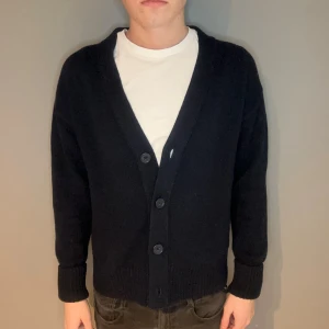 John Henric tröja  - John Henric tröja/cardigan | storlek s | skick 10/10 | fraktar via valfrit ombud på köparens bekostnad | hör av dig vid funderingar 