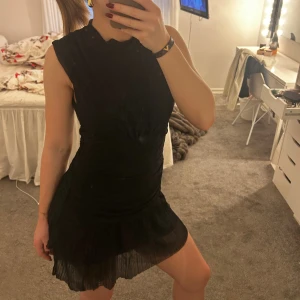 Svart plisserad kort klänning - Supersnygg svart glittrig klänning perfekt nu till nyår! Använd en gång💞