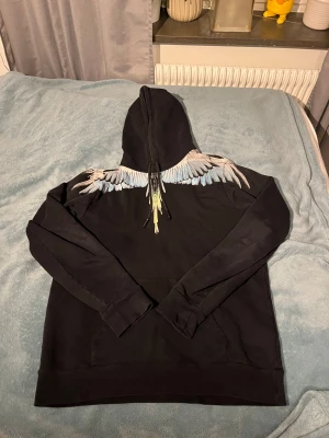 Marcelo burlon hoodie - Säljer denna Marcelo Burlon hoodie eftersom den inte används längre, väldigt bra kvalité och inga defekter. Ny pris 2500 kr. Mitt pris 1049 kr. 100 äkta, hör av er om ni har några frågor! Pris kan diskuteras vid en snabb affär