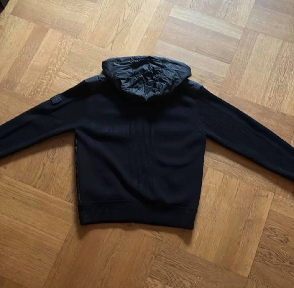 Svart quiltad hoodiejacka från BOSS - 2