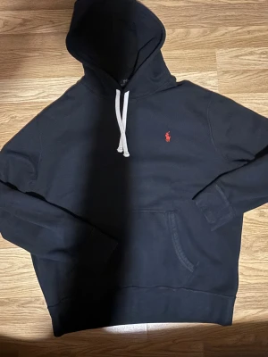 Ralph Lauren hoodie - Äkta Ralph Lauren hoodie i storlek L utan några defekter. Bevis för äkthet finns