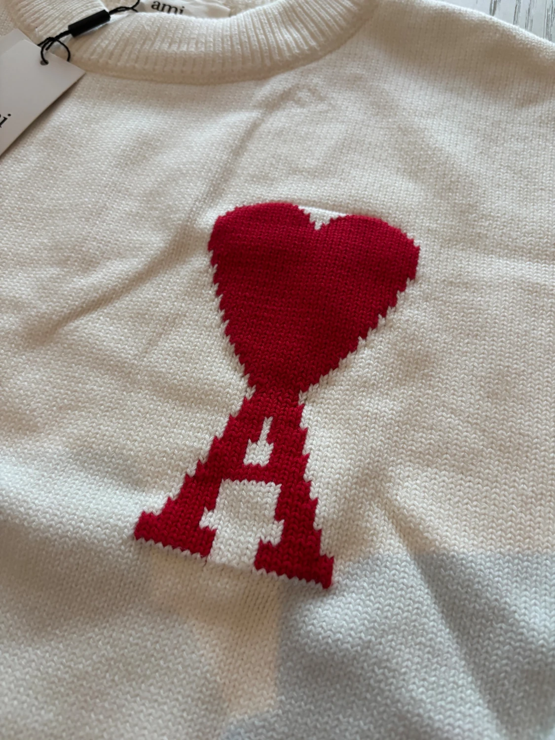 Vit stickad tröja med rött hjärta från Ami - 1