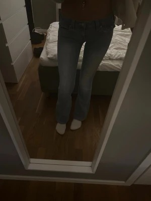 Blå bootcut jeans true religion  - Jeansen är ifrån true religion (nelly) i storlek W25. I moddelen joey. Dom är i jätte fint skick då dom är använda 1-3 gånger så inga skador alls. Pris kan alltid diskuteras! ❤️