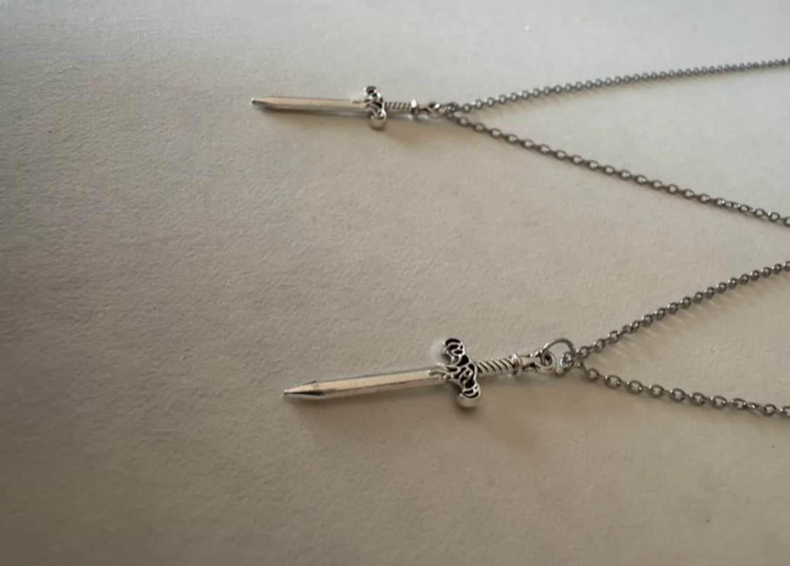 Silverhalsband x2 mindre svärd - 2