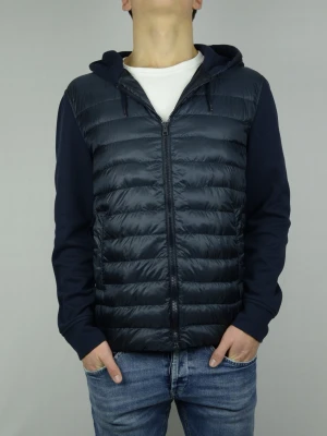 Herno cardigan  - HERNO HYBRID CARDIGAN - Herno logga i nacken syns inte på bild pga veck   Storlek : IT54 (MINDRE)   Passform : Passar M  Användning : Jackan är i ett väldigt fint skick utan defekter  Nypris : Cirka 5000SEK  Modellen på bilen är 182CM och väger 75KG